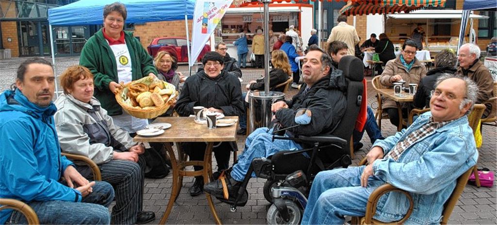 Beim vierten Marktfrühstück lassen es sich die Gäste auf dem Kelterplatz schmecken.Foto: Stahlfeld