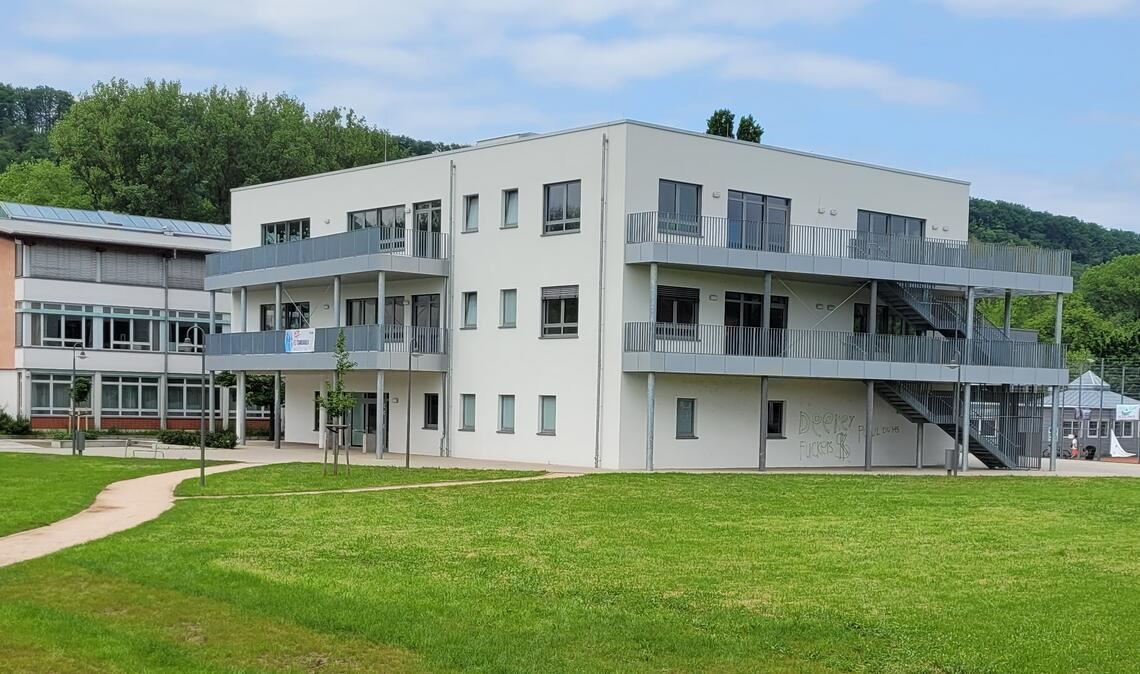 Beim weißen Gebäude handelt es sich um den Neubau, in dem laut damaligen Berichten Alarm ausgelöst wurde Foto: Hansen