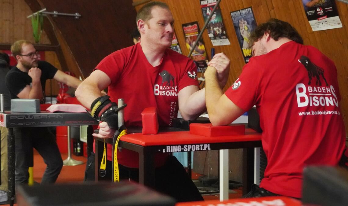 Beim wöchentlichen Training in Ispringen gibt der Vereinsvorsitzende Eric Hoppe sein umfangreiches Wissen weiter. Es ist üblich, dass ein erfahrener Armwrestler mit einem unerfahrenen trainiert.