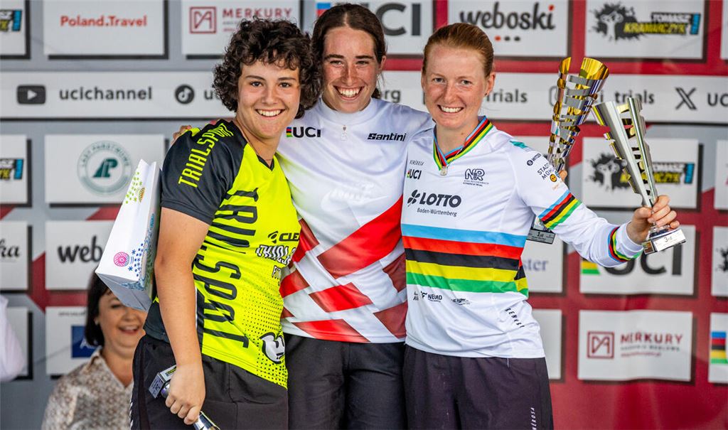 Beim zweiten Lauf des UCI-Trial-Weltcups erkämpft die amtierende Weltmeisterin Nina Reichenbach (re.) aus Ötisheim in Polen Bronze. In Wadowice holen die starken spanischen Konkurrentinnen Vera Barón Rodriguez Gold und Alba Riera Roura Silber. Fotos: privat