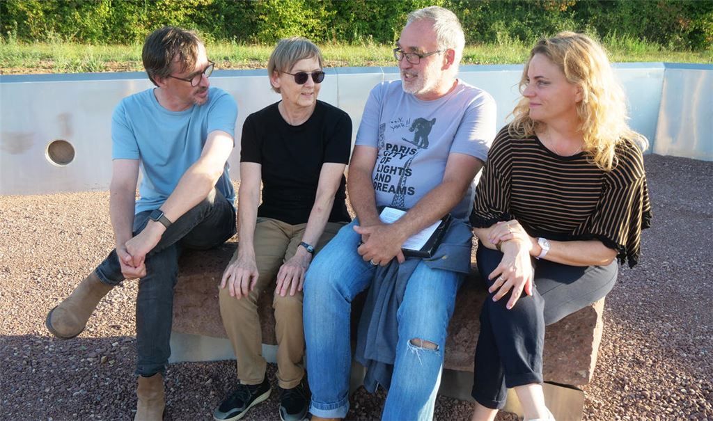 Beim zweiten „Talk im Ziegelgarten“ tauschen sich Christian Saalfrank (v.li.), Bettina Schönfelder, Ralf Recklies und Denise Roth über kulturelle Fragen aus. Foto: Friedrich