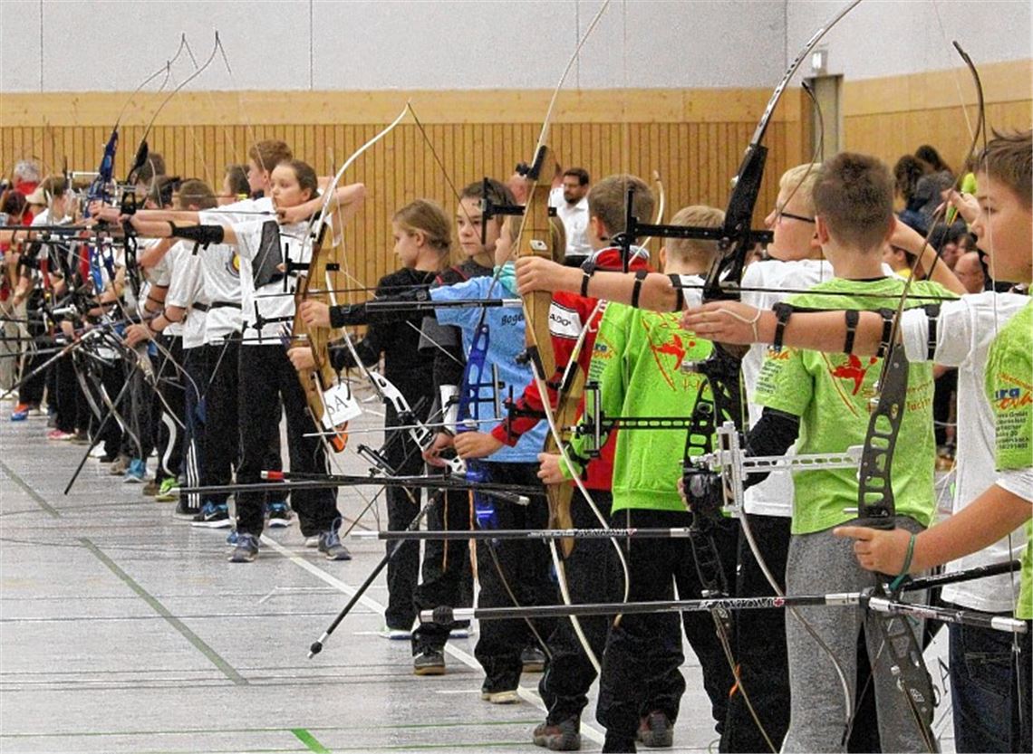 Beinahe Schulter an Schulter stehen die Bogenschützen beim Hallen-Wettkampf.