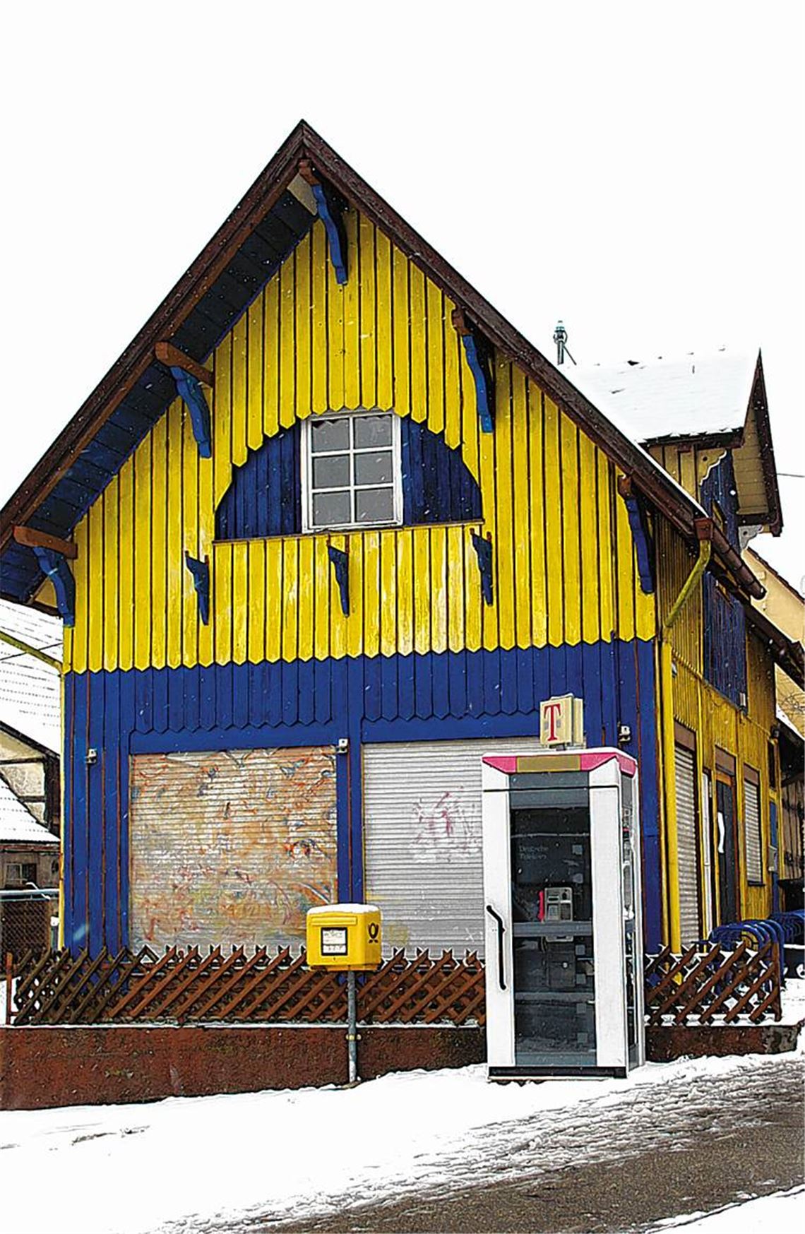 Beispiel einer gelungenen Sanierung in Illingen: Aus dem ehemaligen maroden Gebäudeensemble am Anfang der Gündelbacher Straße ist jetzt ein schmuckes Café geworden. Fotos: Archiv Goertz/Franz