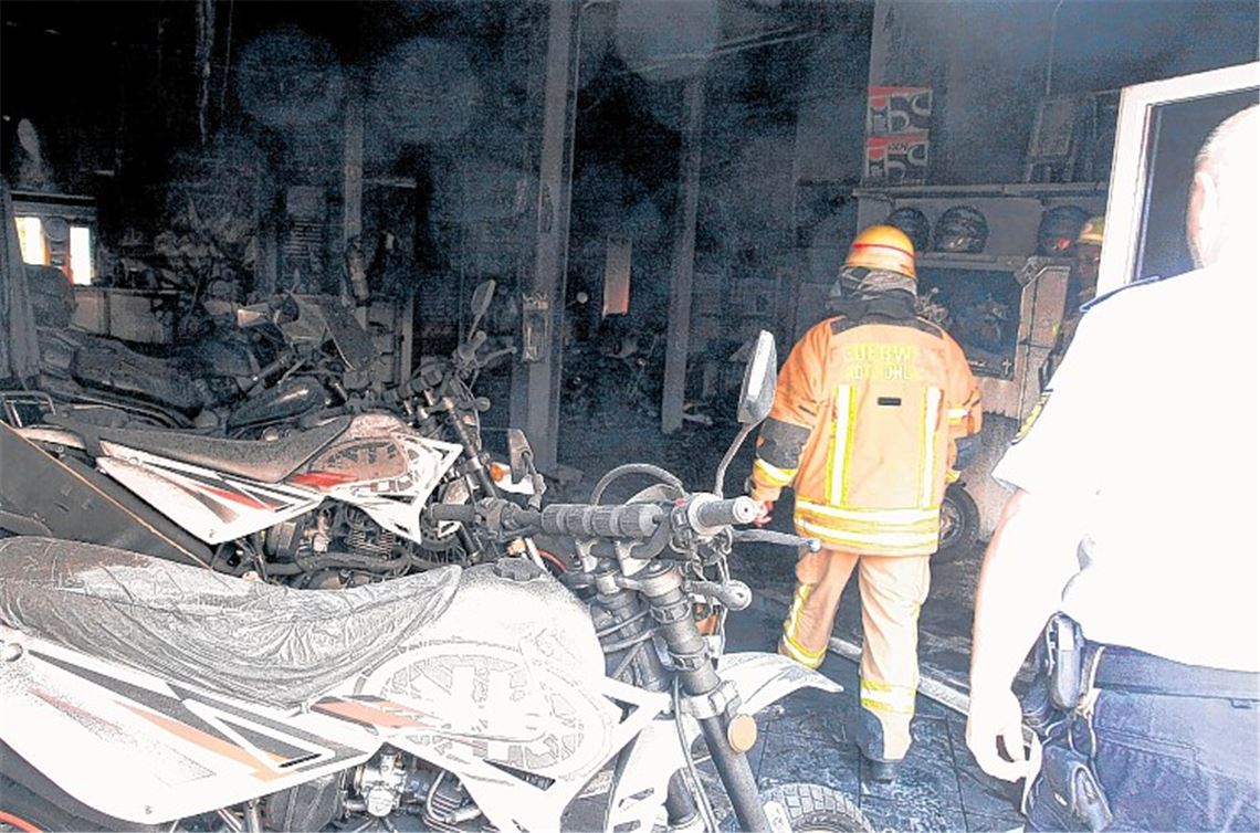 Beispiel für eine Spurensuche am Brandort: Im Juni 2011 wird in Lomersheim ein Motorradgeschäft durch ein Feuer verwüstet.