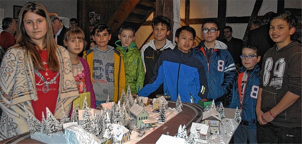 Miniatur-Zug rollt durch verschneite Landschaft