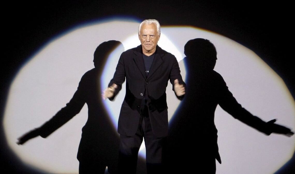 Modemacher Giorgio Armani mit 91 Jahren gestorben Bekannt wurde Armani - hier auf dem Laufsteg der Männermodenschauen 2007/2008 - durch Herrenmode in minimalistischen Schnitten mit gedeckten Farben. (Archivbild)
