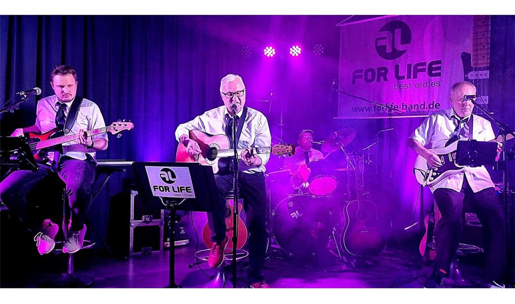 Bekannte Namen aus der regionalen Musikerszene: Erich Löschmann, Martin Peuthert und Reiner Müller (v.re.) melden sich, unterstützt von Tim Löschmann, nach jahrelanger Pause mit einer Oldie-Party im Musicpark Live in Maulbronn auf der Bühne zurück. Foto: Eier