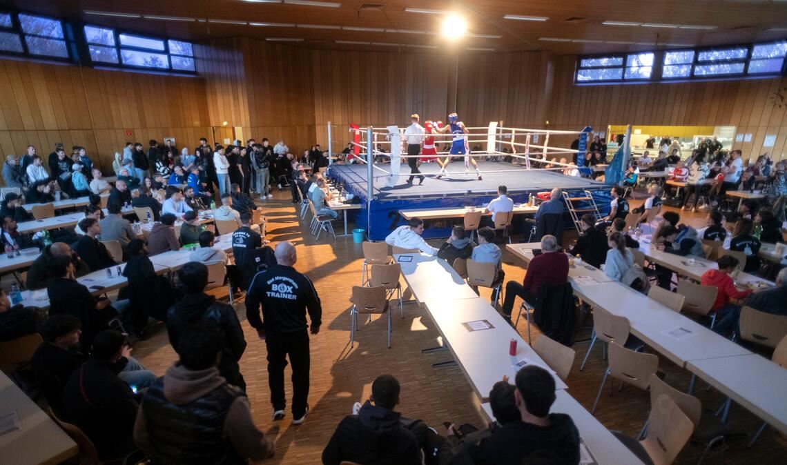 Bekanntes Bild: Der Boxabend lockt wieder zahlreiche Zuschauer in die Erlentalhalle. Fotos: Fotomoment