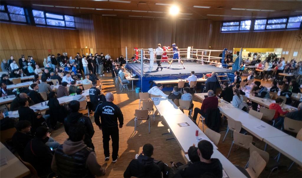 Bekanntes Bild: Der Boxabend lockt wieder zahlreiche Zuschauer in die Erlentalhalle. Fotos: Fotomoment
