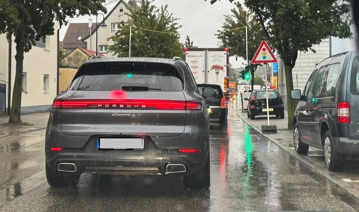 Bekanntes Bild: Stadteinwärts stockt es auf der B10 vor der Baustelle an der Tankstelle. Foto: privat