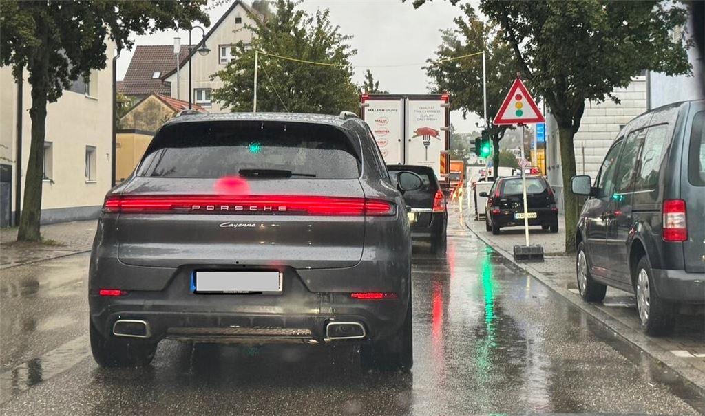 Bekanntes Bild: Stadteinwärts stockt es auf der B10 vor der Baustelle an der Tankstelle. Foto: privat