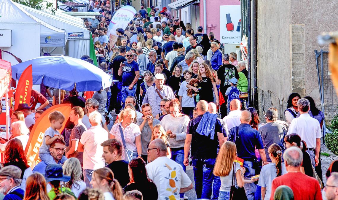 Bekanntes Bild in Dürrmenz: Wenn das Straßenfest ruft, wird die Waldenserstraße zur Flaniermeile für Einheimische und Gäste aus der ganzen Region. Fotos: Stahlfeld, Fotomoment