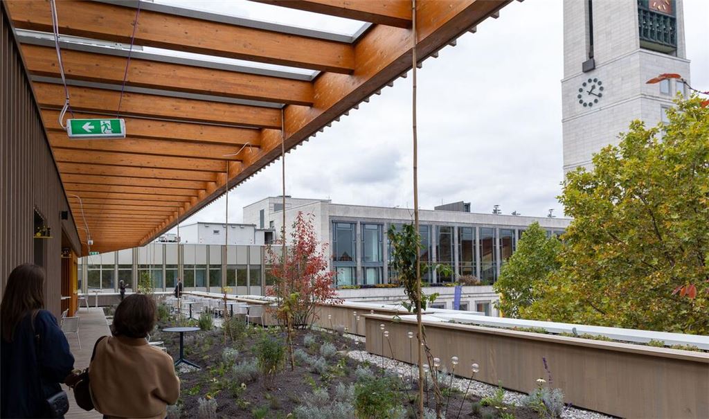Beliebt: Die Dachterrasse im neu eröffneten Haus des Tourismus am Stuttgarter Marktplatz.