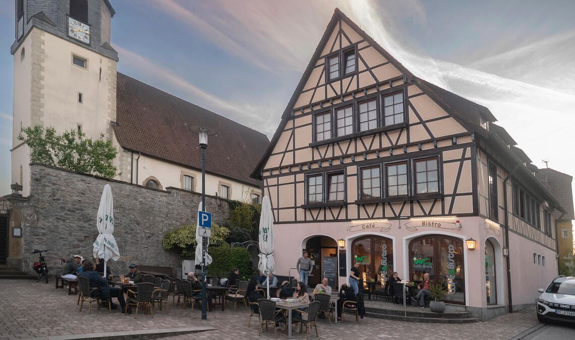 Beliebte Anlaufstelle in zentraler Lage: Das „Würmle“ in Dürrmenz, das im April 2014 nach dem aufwendigen Umbau des Bischof-Wurm-Platzes seine Pforten öffnete. Foto: Fotomoment
