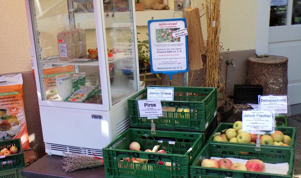 Beliebte Sache: der Verkaufsstand vor der Ladentüre des „Grünen Blatts“. Fotos: privat