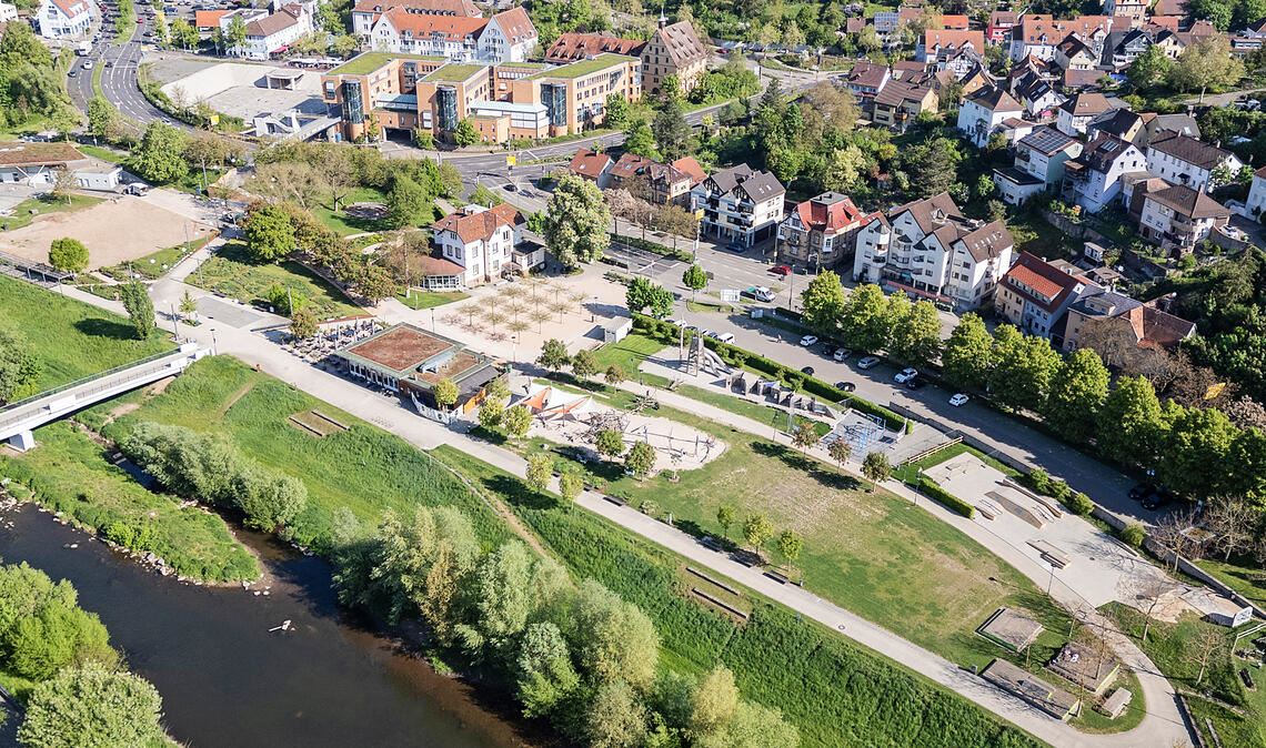 Beliebter Anlaufpunkt für Besucherinnen und Besucher: Auf einem ehemals tristen Parkplatz mit einem maroden Bürogebäude als Dauerprovisorium ist auf der Mühlacker Flussseite eine grüne Oase entstanden, die bis dahin in Mühlacker gefehlt hat. Fotos: Fotomoment (2)/Deeg (1)