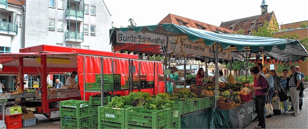 Beliebter Anlaufpunkt zum Einkaufen und für ein Schwätzchen: der Wochenmarkt in der Mühlacker Stadtmitte. Foto: Stahlfeld