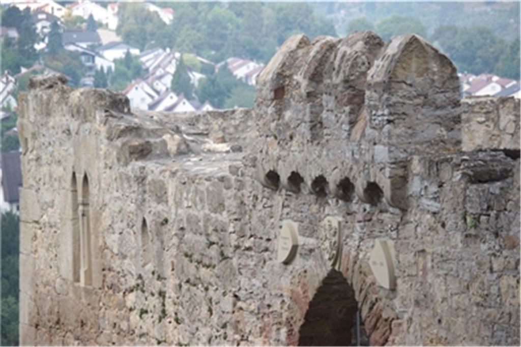 Beliebter Anziehungspunkt: Die Burgruine Löffestelz in Mühlacker hoch über der Enz. Archivfoto: Huber