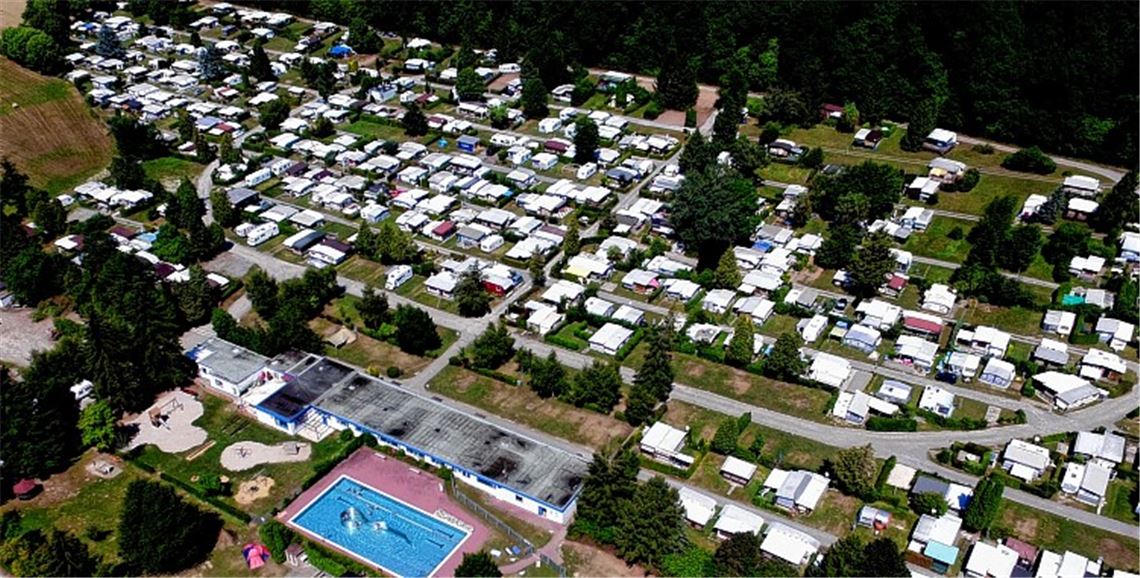 Camper schaffen sich ein kleines Paradies