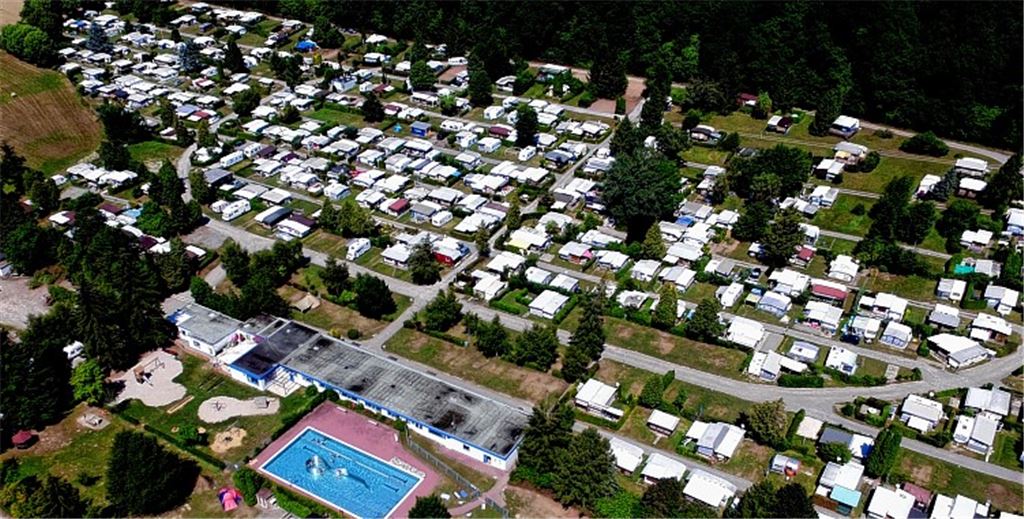 Camper schaffen sich ein kleines Paradies