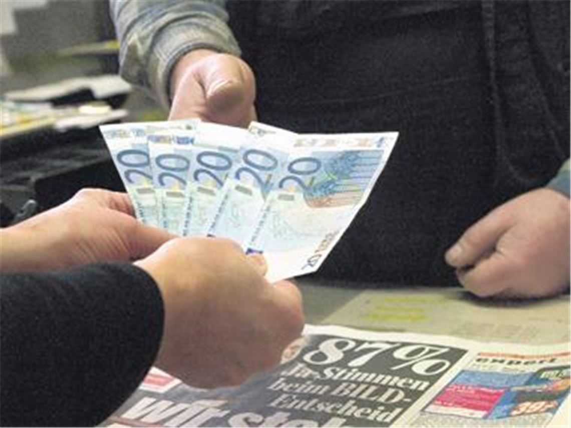 Beliebter Schein: Ob unter den echten Zwanzigern ein falscher ist, lässt sich nicht auf den ersten Blick erkennen. Die Polizei rät dem Handel, UV-Testgeräte einzusetzen. 
Foto: Eier