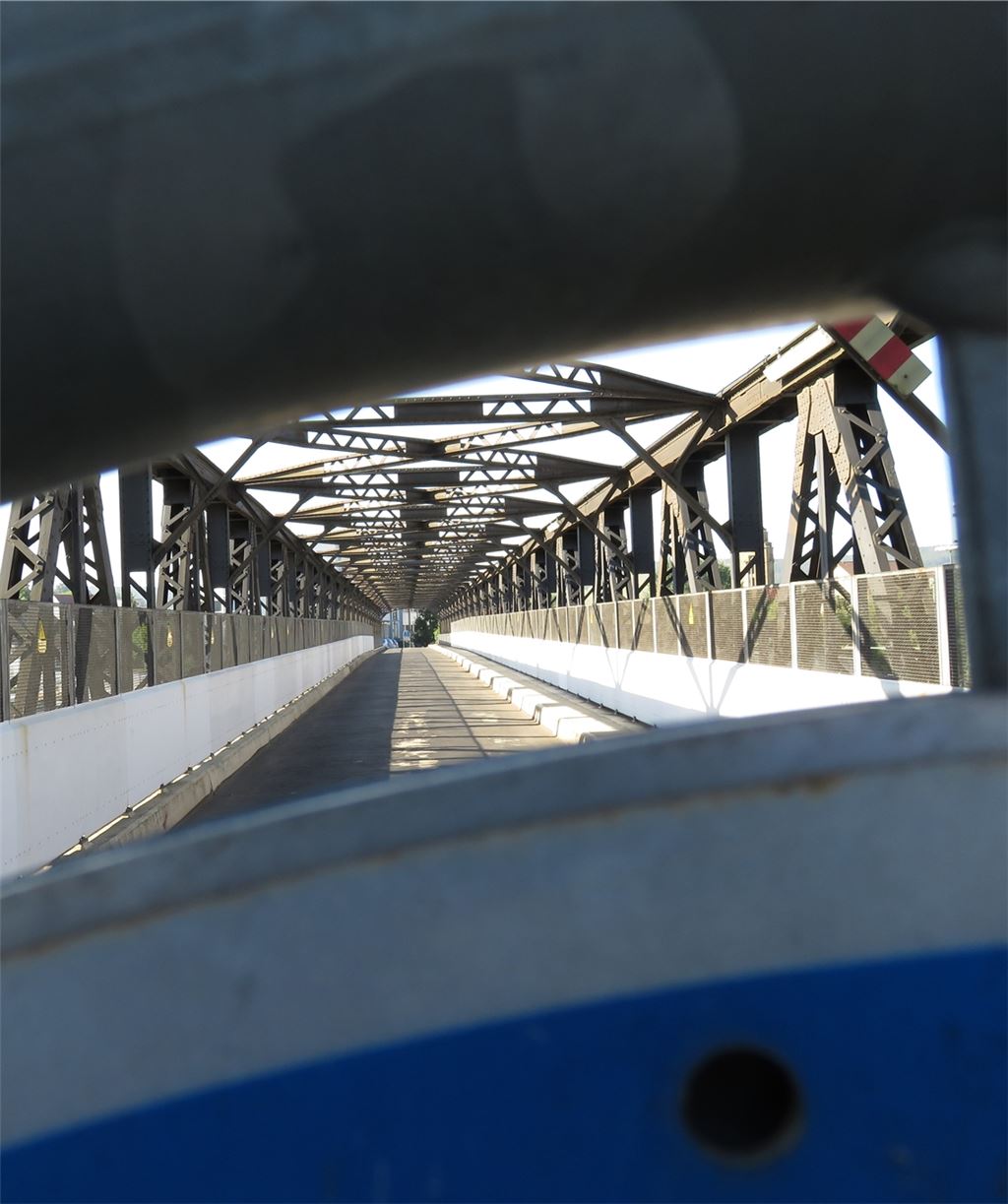 Beliebter Treffpunkt in der warmen Jahreszeit: die alte Eisenbahnbrücke.Archiv