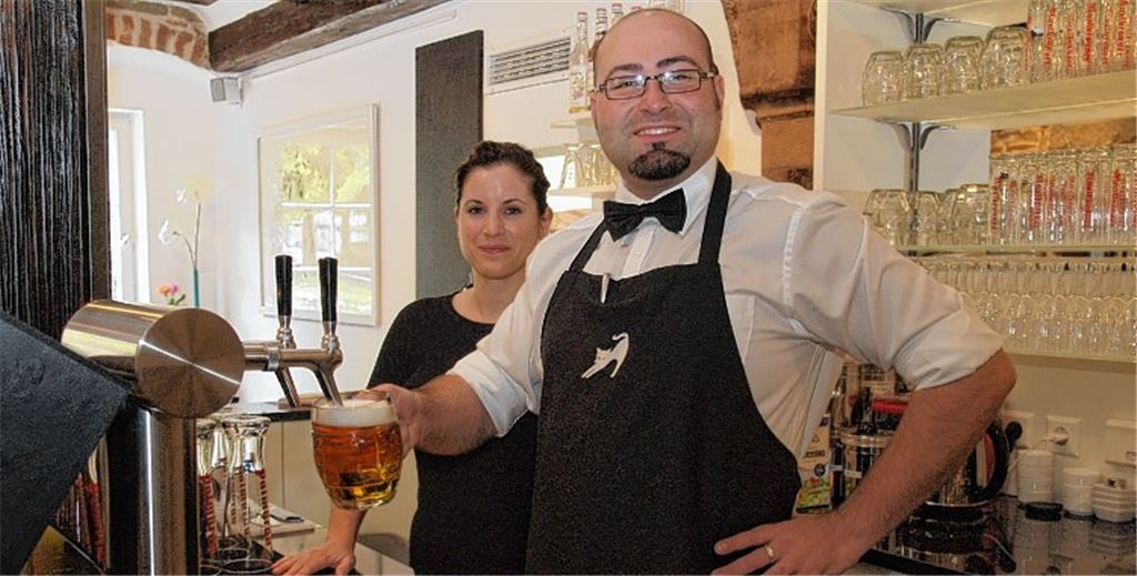 Beliebtes Gebräu: Die Inhaberin des Restaurants „Klosterkatz“, Sara Asperger, und Servicekraft Sandro Amorusa am Zapfhahn, aus dem das neu kreierte „Maulbronner Klosterbräu“ fließt.