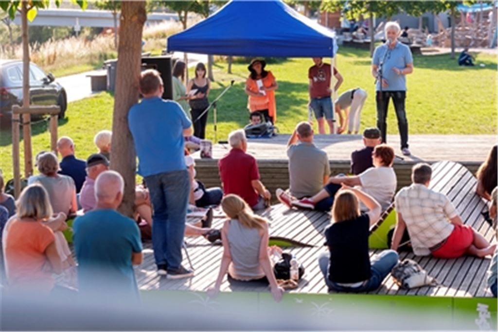 Beliebtes Unterhaltungsformat auf der Leseinsel des Mühlacker Tagblatt: Der Enzgärtenslam. Foto: Fotomoment