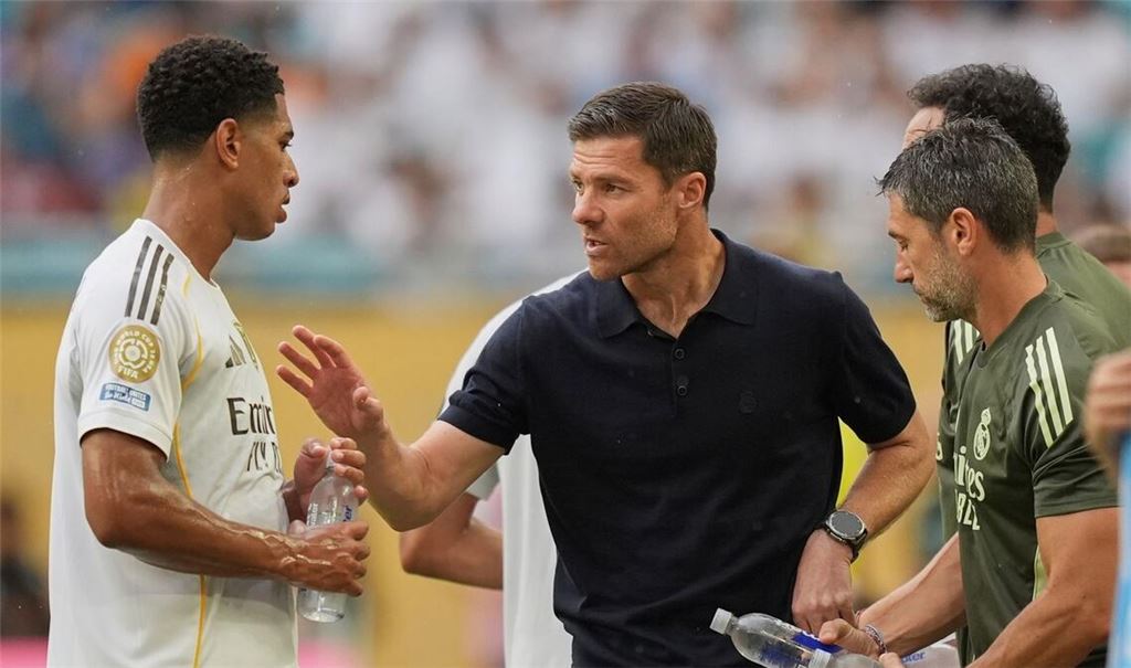 Bellingham (l) wehrt sich nach Kritik rund um das Aus von Ex-Coach Alonso (M). (Archivbild)