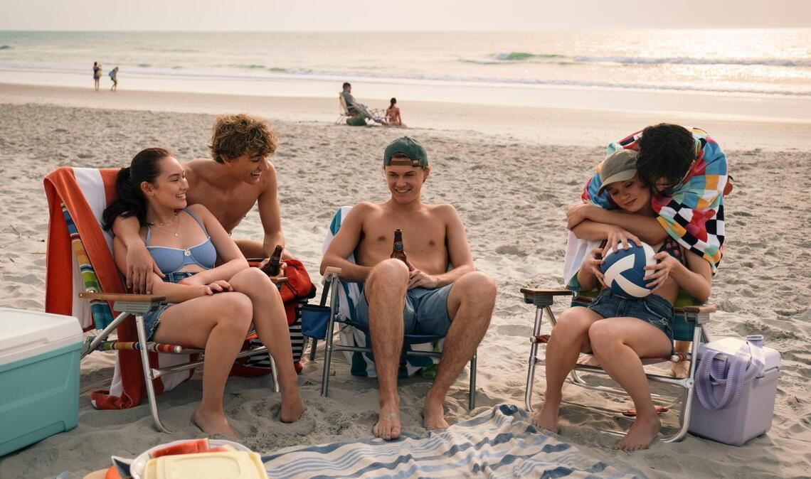 Belly (Lola Tung), Jeremiah (Gavin Casalegno), Conrad (Christopher Briney), Steven (Sean Kaufman), und Taylor (Rain Spencer) in „The Summer I Turned Pretty“.
