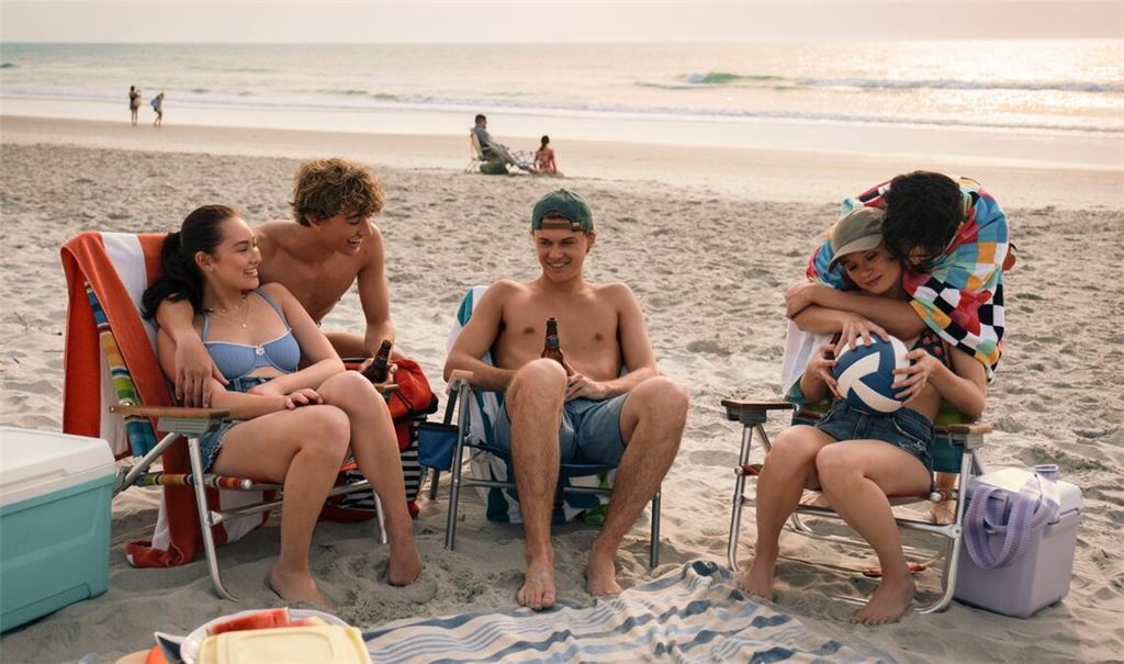 Belly (Lola Tung), Jeremiah (Gavin Casalegno), Conrad (Christopher Briney), Steven (Sean Kaufman), und Taylor (Rain Spencer) in „The Summer I Turned Pretty“.