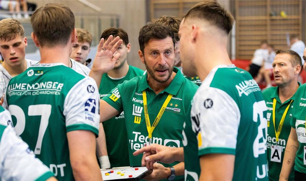 Ben Matschke gibt beim Vorbereitungsturnier Anweisungen an seine Spieler.