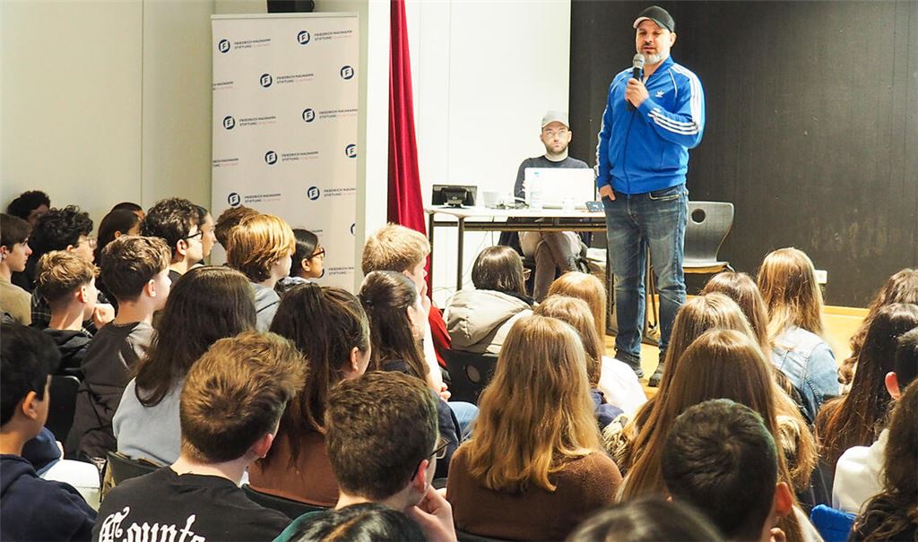 Ben Salomo im intensiven Gespräch mit Schülerinnen und Schülern des Theodor-Heuss-Gymnasiums über Antisemitismus in der Jugendkultur und im Deutsch-Rap. Foto: Müller
