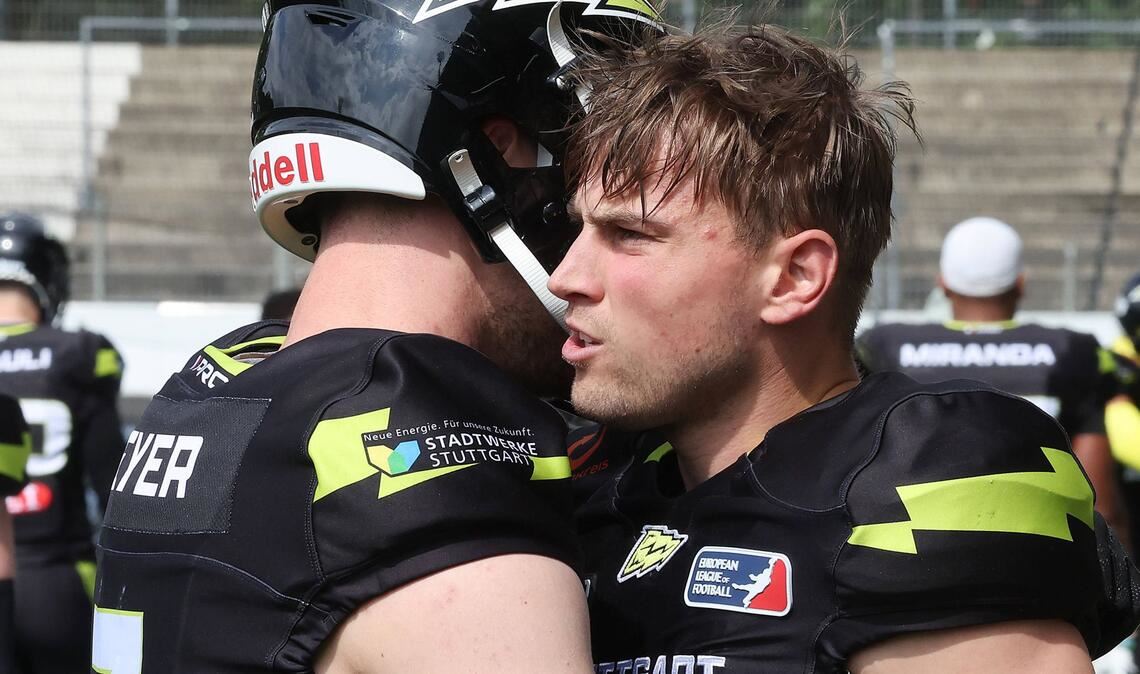 Ben Wenzler (25/Defensive Back): „Es ist riesig, das ELF-Finale in Stuttgart zu spielen. Ich bin Stuttgarter, hier geboren und aufgewachsen. Es bedeutet mir viel, den Traum verwirklichen zu können, einmal in diesem Stadion auf dem Rasen zu stehen. In so einem großen Stadion habe ich noch nie gespielt. 2023 in Duisburg war bisher mein größtes Spiel, das hat mich schon beeindruckt. Im besten Fall toppen wir das am Sonntag nochmal. Ich war etliche Male bei VfB-Spielen, schon als Kind mit meinem Vater.  Meine Familie wird am Sonntag im Stadion sein, nicht nur meine Eltern, sondern auch Oma, Tanten, Onkel, Cousins – einfach jeder. Ich werde dort großen Support haben. Und auch alle meine Bekannten, Freunde, Kumpels kommen. Ich habe versucht, das Stadion mit meinen Leuten so voll wie möglich zu bekommen.“