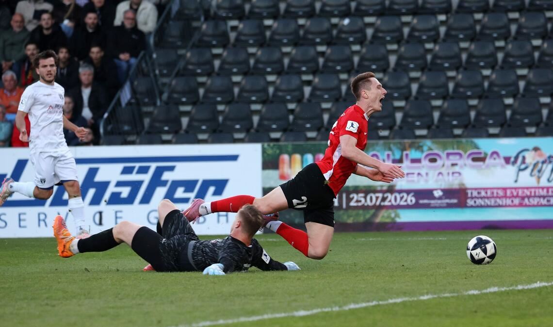 Benedikt Grase holt Loris Maier von den Beinen – Elfmeter.