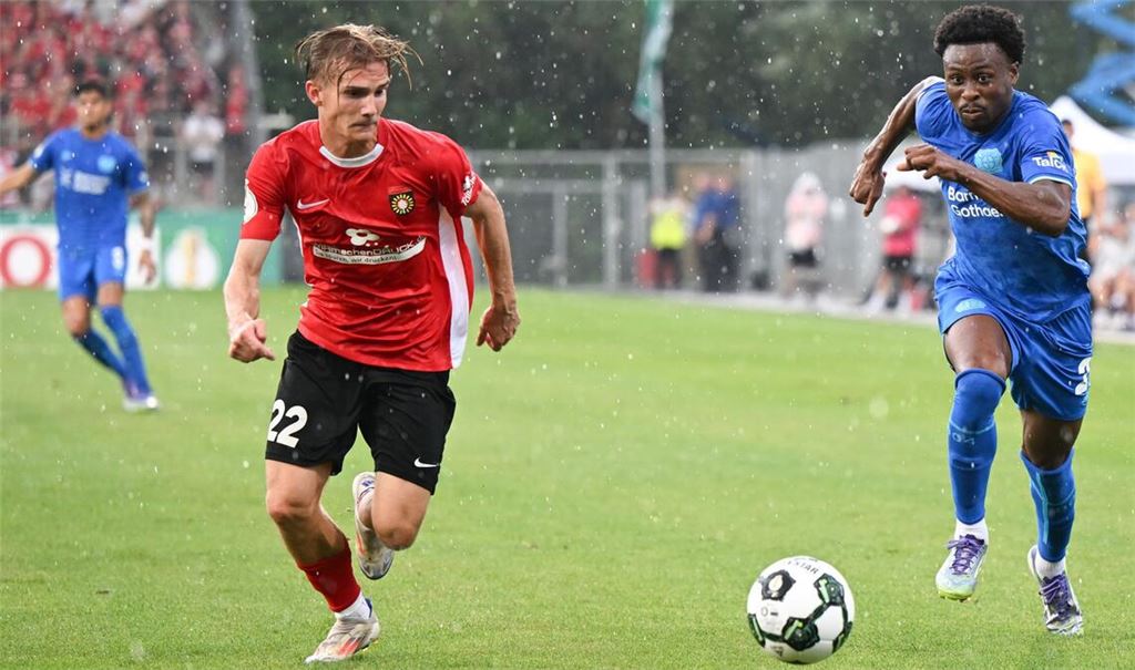 Benedikt Landwehr (l.) von der SG Sonnenhof Großaspach im Zweikampf mit Leverkusens Nathan Tella.