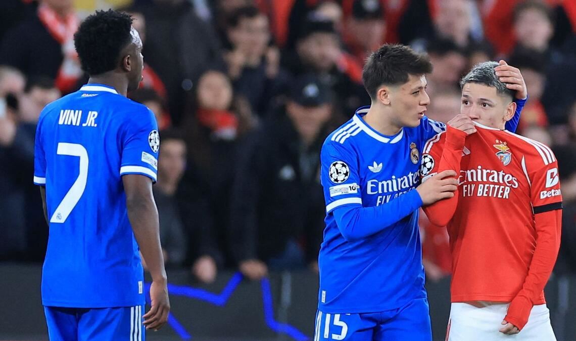 Benficas Prestianni hatte sich bei der verbalen Auseinandersetzung mit Real-Star Vinícius Junior das Trikot über Mund und Nase gezogen.