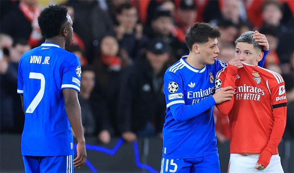 Benficas Prestianni hatte sich bei der verbalen Auseinandersetzung mit Real-Star Vinícius Junior das Trikot über Mund und Nase gezogen.