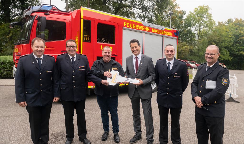 Benjamin Conradt (stellvertretender Kommandant), Martin Barth (Abteilungskommandant), Markus Bihler (Firma Lentner), Bürgermeister Aaron Treut, Kommandant David Walter und Kreisbrandmeister Carsten Sorg (v.li.) bei der Übergabe. Foto: Fotomoment