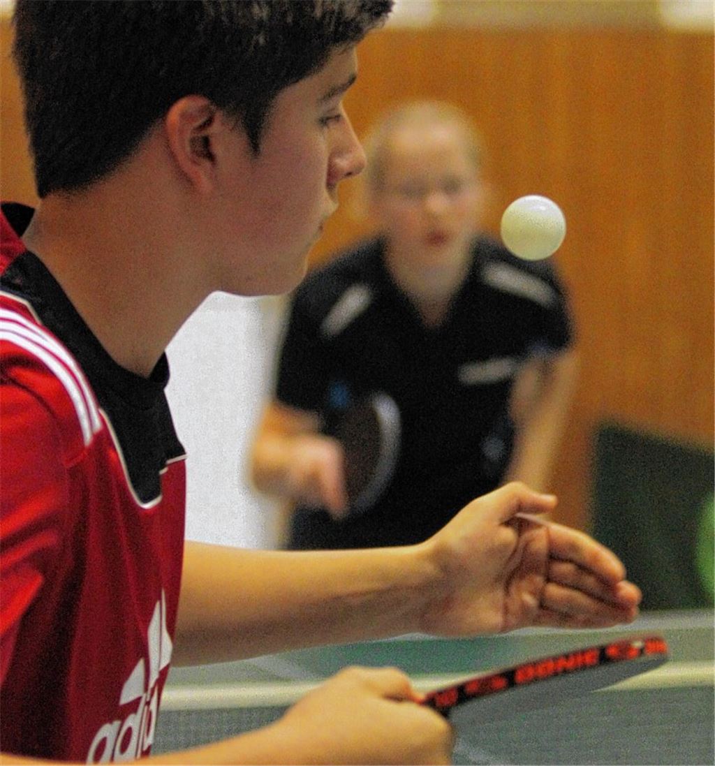 Benjamin Folk schlägt im Turnier der U18-Junioren ab Bezirksklasse für den TSV Großglattbach auf.