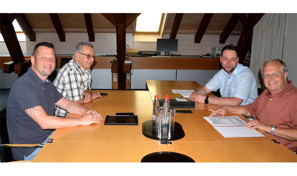 Benjamin Kolb (v.li.) und Ulrich Jaggy vom Gemeindewahlausschuss, Hauptamtsleiter Christian Bauer und Werner Henle, Bürgermeister und Vorsitzender des Gemeindewahlausschusses, stellen die Rechtmäßigkeit der Bewerbungen fest. Foto: Stahlfeld