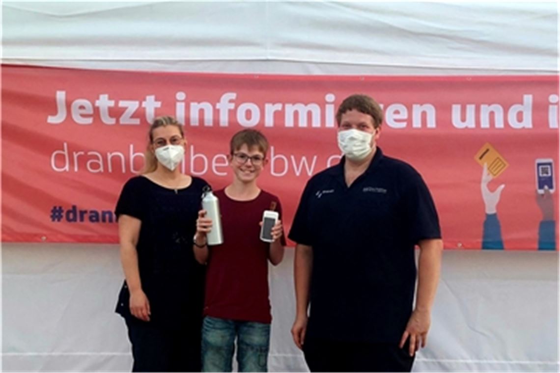 Benjamin Langenstein mit Miriam Mayer und Michael Eckerle vom Organisationsteam des KIZ Mönsheim. Foto: privat