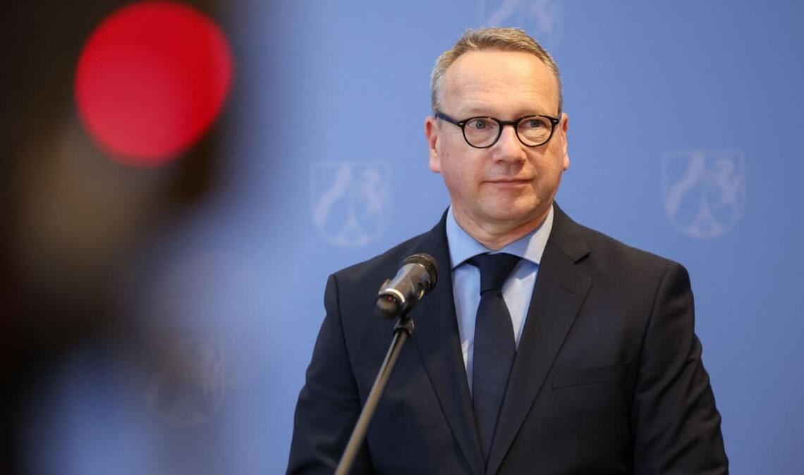 Benjamin Limbach (Bündnis 90 / Grüne), Justizminister des Landes Nordrhein-Westfalen, spricht in einem Pressestatement mit dem Ministerpräsidenten zum Schlag gegen eine russische Hackergruppe.
