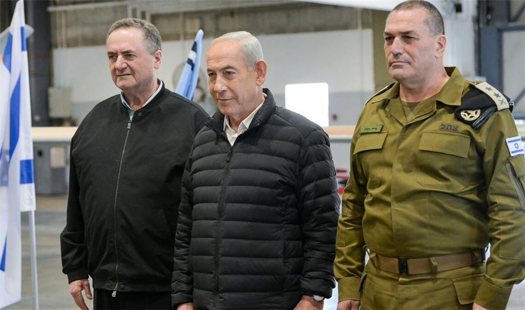 Benjamin Netanjahu (M) beim Luftwaffenstützpunkt Palmachim in Begleitung des israelischen Verteidigungsministers Israel Katz (l) und des Generalstabschefs der IDF, Generalleutnant Eyal Zamir (Archivfoto).