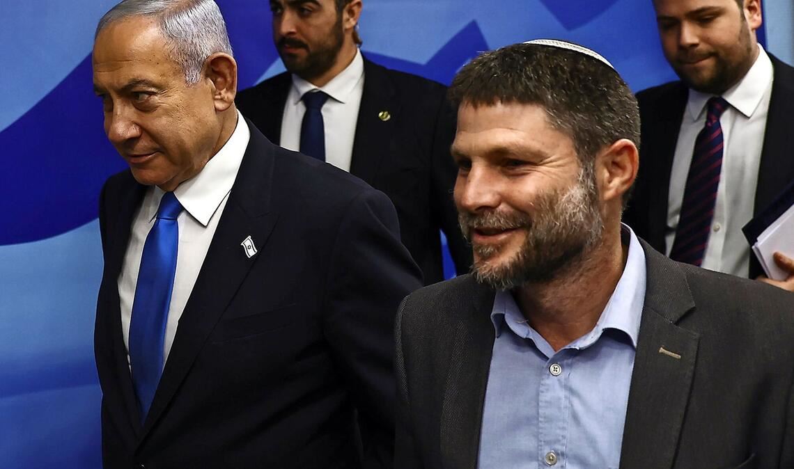 Benjamin Netanjahu (l) mit Bezalel Smotrich, Finanzminister von Israel. Israel treibt seinen illegalen Siedlungsbau im Westjordanland im Schatten des Iran-Kriegs voran (Archiv).