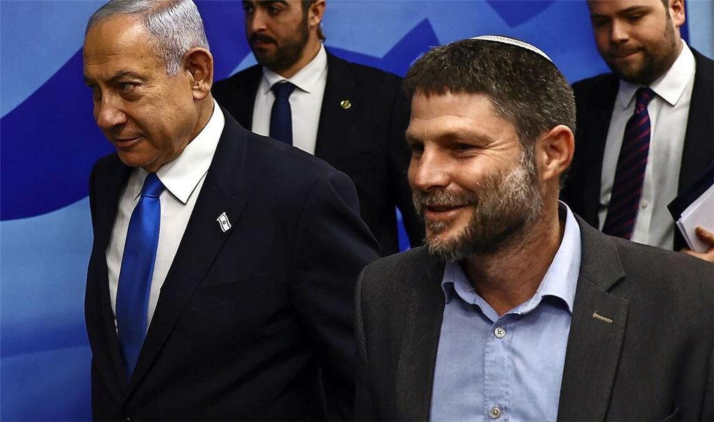 Benjamin Netanjahu (l) mit Bezalel Smotrich, Finanzminister von Israel. Israel treibt seinen illegalen Siedlungsbau im Westjordanland im Schatten des Iran-Kriegs voran (Archiv).