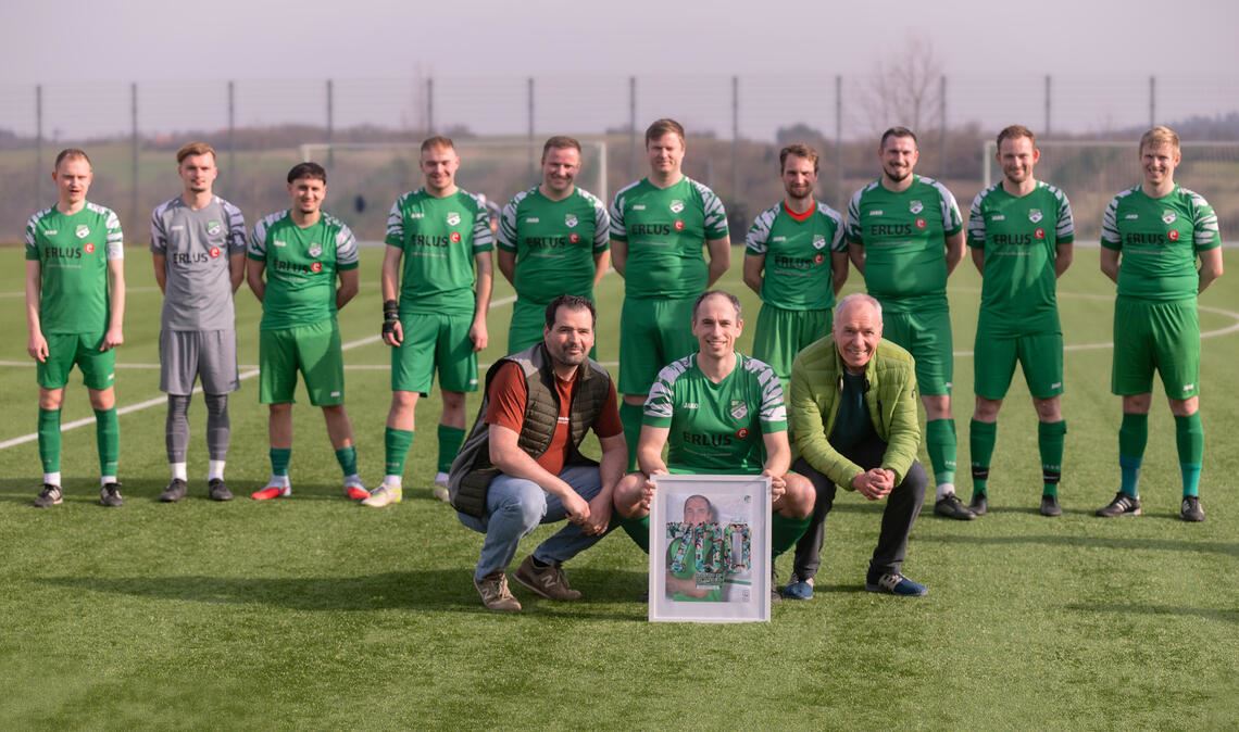 Benjamin Rapp (Mitte) mit seinen Mannschaftskameraden und dem SVI-Vorsitzenden Michael Gille (li.) dem bisherigen Rekordhalter Karl-Heinz Rapp. Foto: Fotomoment