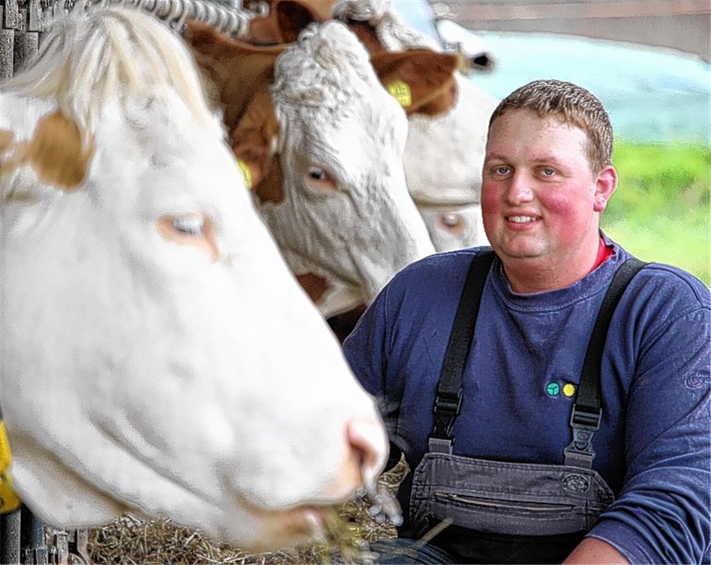Benjamin Schmierer betreibt in Mühlhausen gemeinsam mit seinem Vater einen Hof mit Milchkühen. Mit 130 Kühen gehört der Betrieb zu den im Schnitt größeren in der Region.