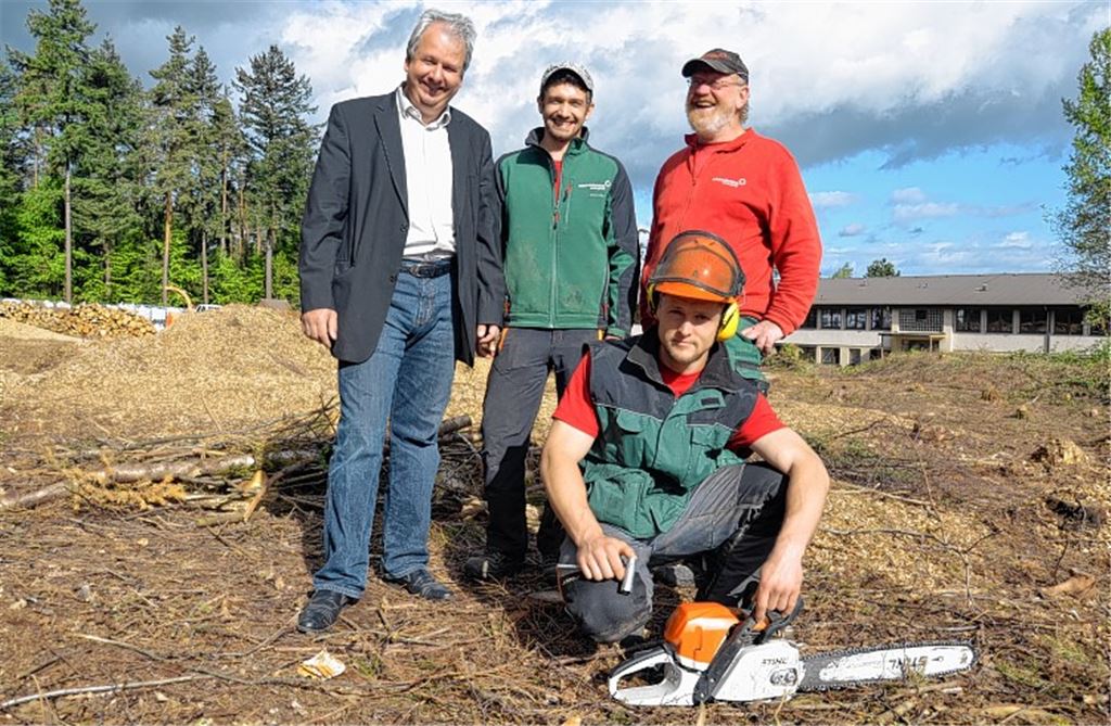 Benjamin Schöneweiß (vorne) ist der erste Auszubildende der gemeinnützigen Miteinanderleben Service GmbH, .