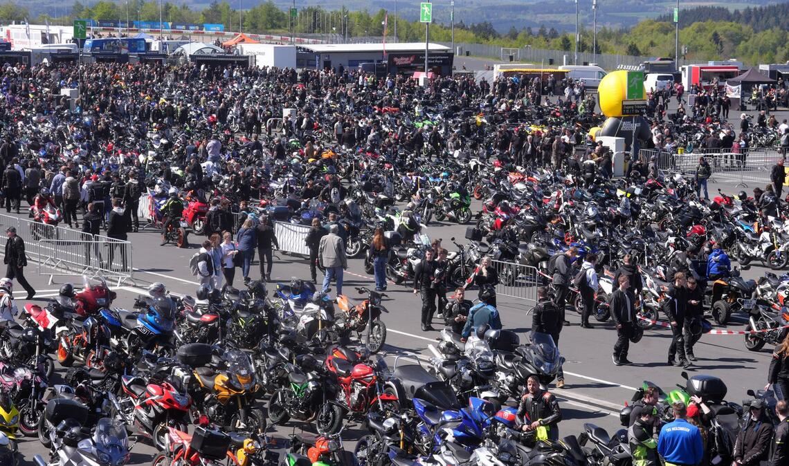 Benzin liegt in der Luft: Tausende Motorradfahrer treffen sich zum Saisonauftakt am Nürburgring.